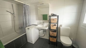 Séchoir à cheveux, bidet, serviettes fournies, savon