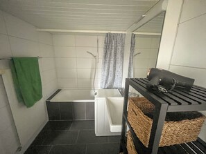 Secador de pelo, bidet, toallas, jabón
