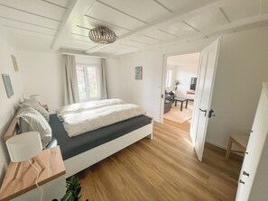 2 bedrooms, iron/ironing board, WiFi, bed sheets - Boutique apartment in the Wynental valley in the triangle between Bern, Zurich and Lucerne. (Reinach)