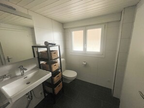 Hårføner, bidé, håndklær og såpe