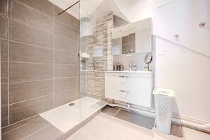 Dusche, Haartrockner, Handtücher
