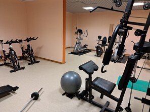 A gym with various exercise equipment including treadmills, stationary bikes, and weight machines. - Vacation rental for 4 adults and 1 child, 2 separate bedrooms, terrace, 60 m² (Inzell)