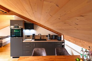 Fridge, oven, stovetop, dishwasher