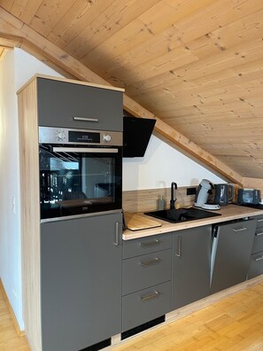 Fridge, oven, stovetop, dishwasher