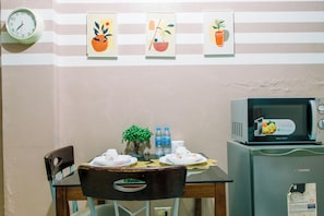Dining - Cozy Room in Taguig with 1 Bedroom and Kitchenette (Taguig)