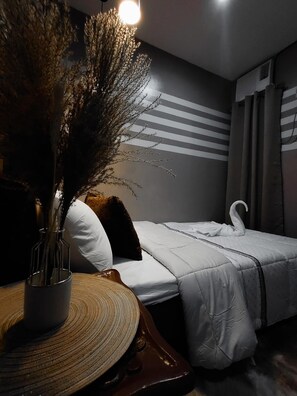 1 bedroom, iron/ironing board, Internet, bed sheets - Cozy Room in Taguig with 1 Bedroom and Kitchenette (Taguig)