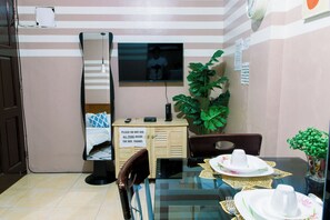 Dining - Cozy Room in Taguig with 1 Bedroom and Kitchenette (Taguig)