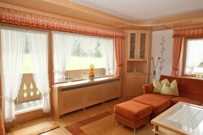 Living area - Exclusive vacation apartment 1-5 persons, 110sqm, 3 bedrooms, balcony (Bad Reichenhall)
