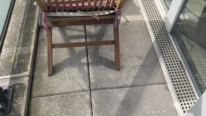 Parvekkeella on pöytä ja puinen penkki.