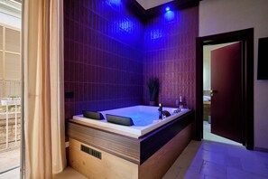 Superior Room, Non Smoking, Hot Tub | Bathroom