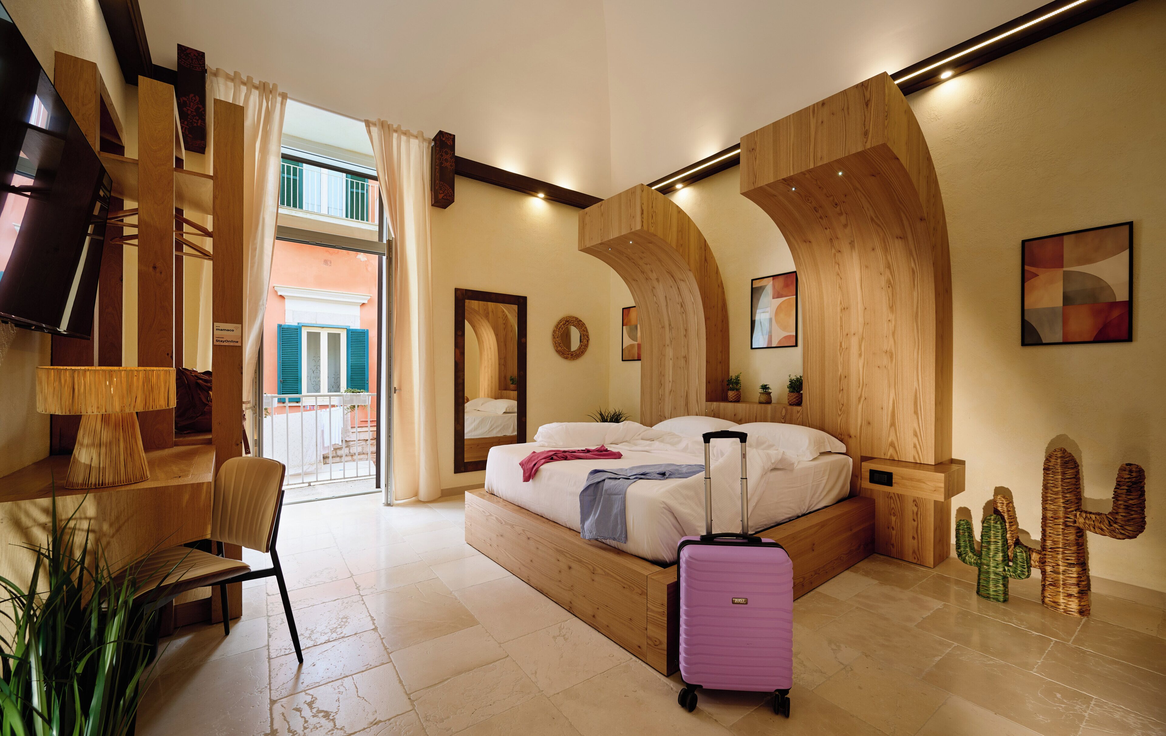 Habitación superior, 1 cama doble, balcón | Caja fuerte, escritorio, espacio para trabajar con un portátil