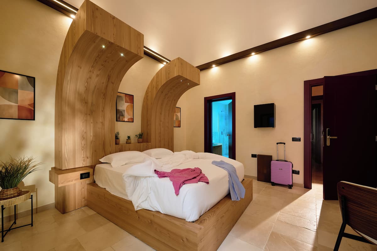 Chambre Supérieure, 1 lit double, balcon | Coffres-forts dans les chambres, bureau