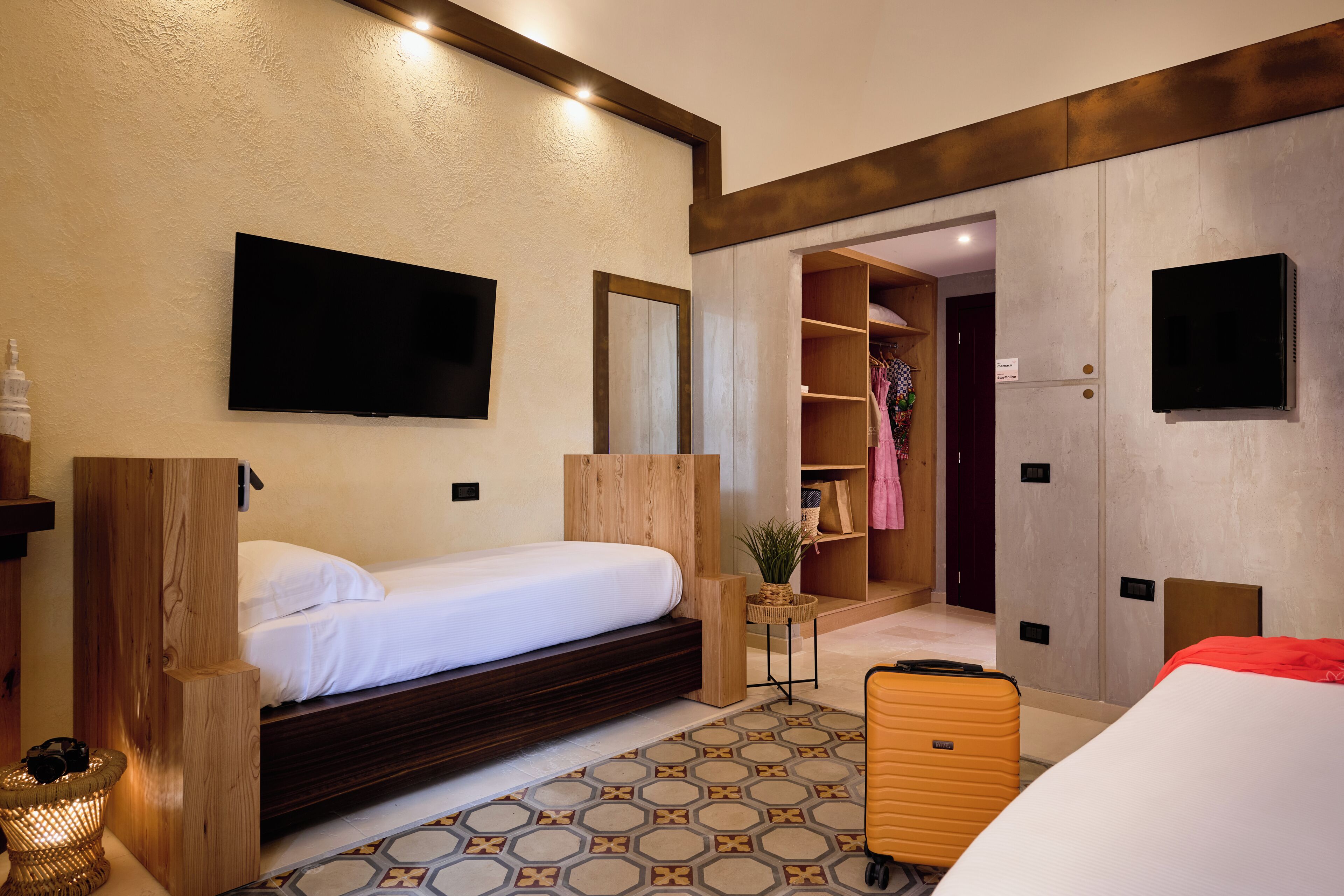 Quarto triplo conforto, sacada | Cofres nos quartos, escrivaninha, espaço de trabalho para notebook