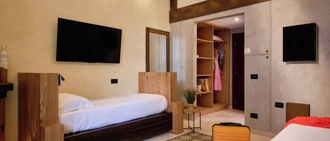 غرفة ثلاثية مريحة - بشرفة | خزنة داخل الغرفة ومكتب ومساحة عمل للكمبيوتر المحمول وواي فاي مجانًا