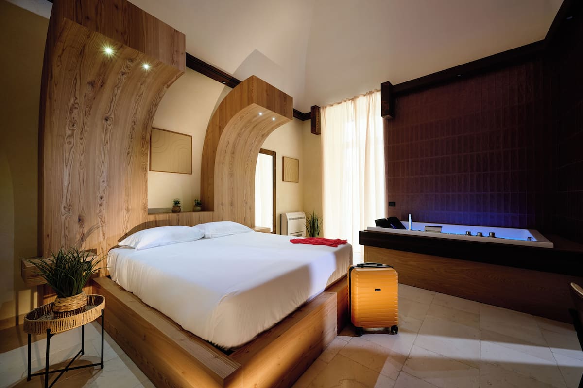 Chambre Supérieure, non-fumeurs, bain à remous | Coffres-forts dans les chambres, bureau