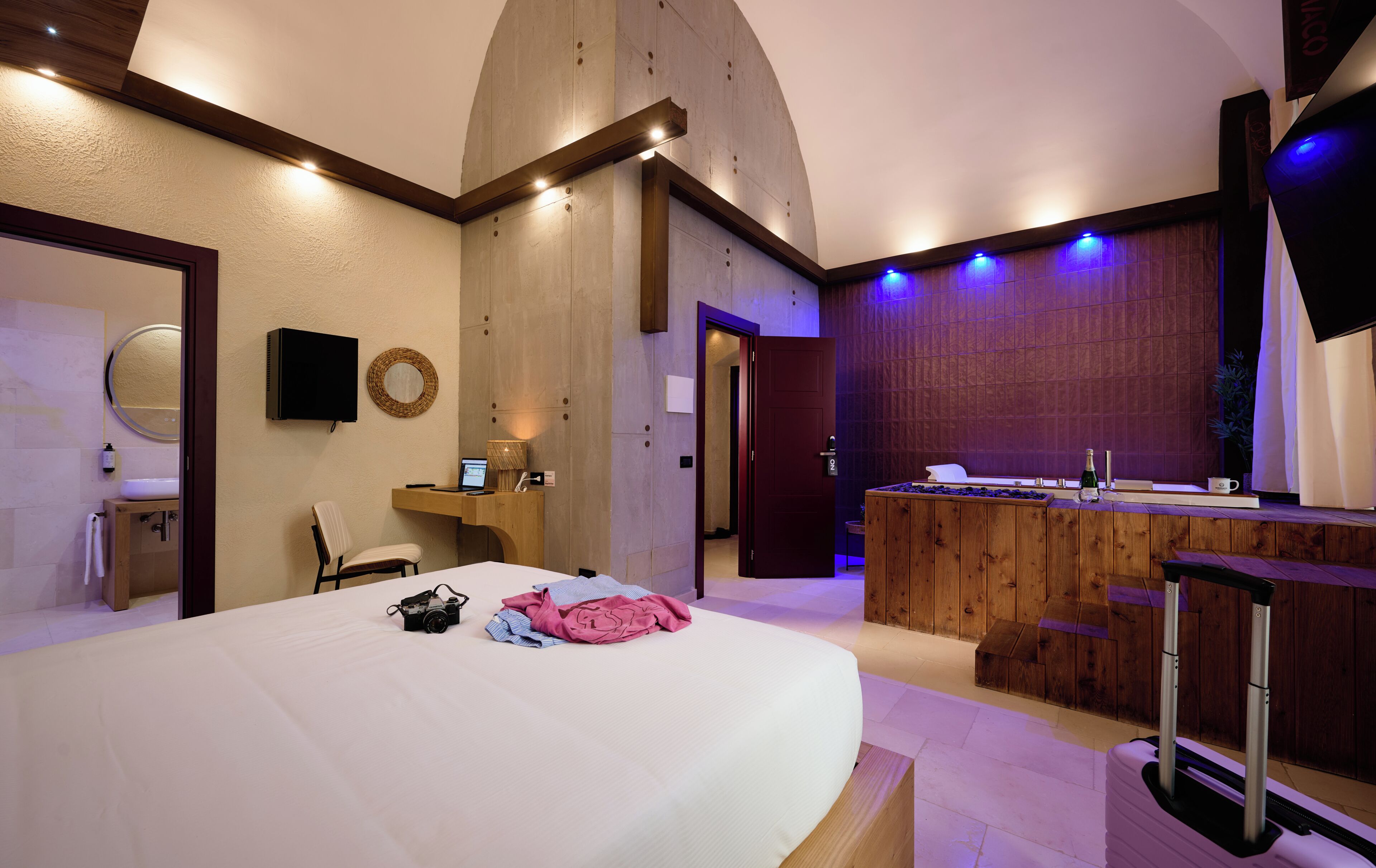 In-room safe, desk, laptop workspace, free WiFi