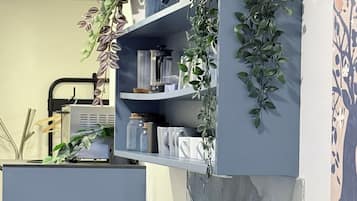 See Apartment mit Garten am See | Private kitchen | Fridge, microwave, stovetop, highchair