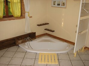 Suihku, hiustenkuivaaja, pyyhkeet, saippua