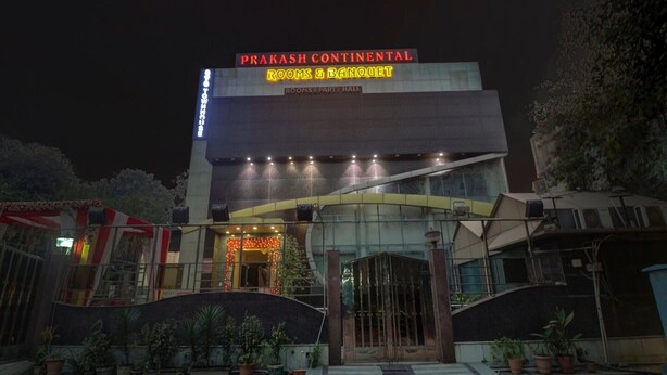 A building with a sign reading "Prakash Continental Rooms & Banquet" and "Rooms & Party Hall". - Townhouse Prakash Continental (New Delhi)