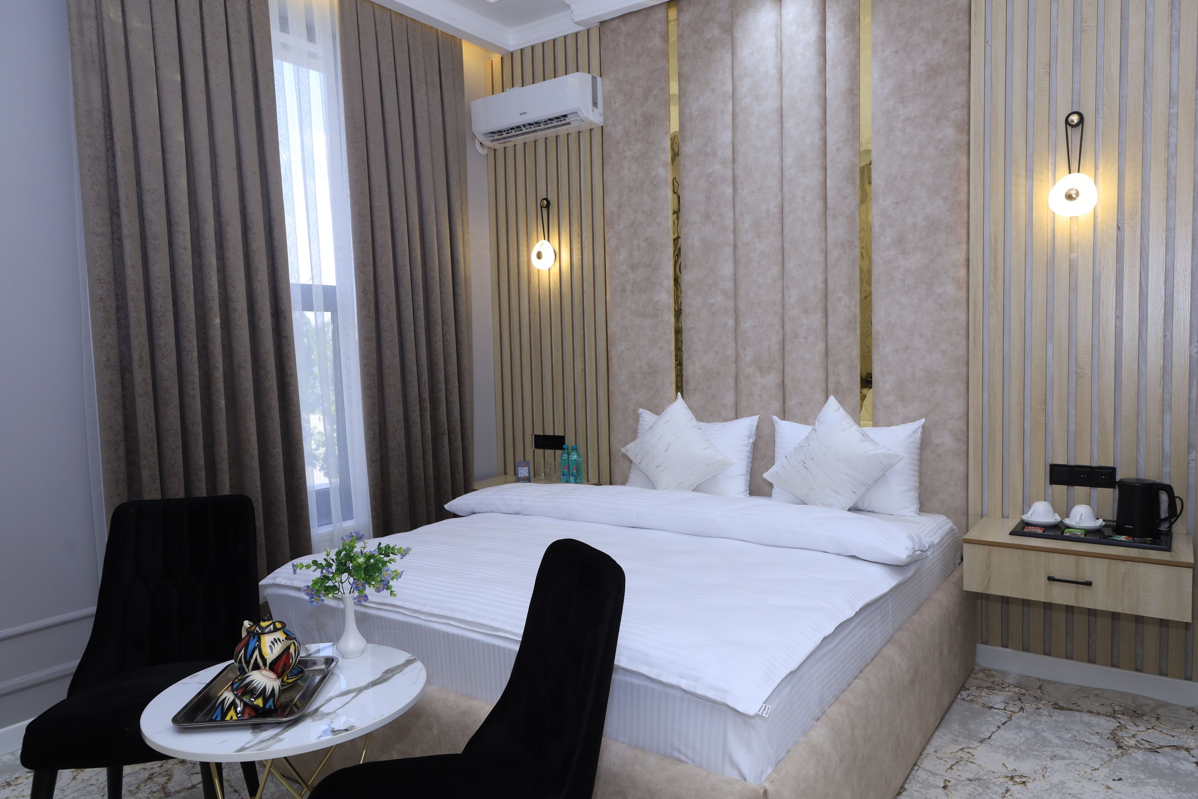 Phòng Deluxe, quang cảnh thành phố | Két bảo mật tại phòng, bàn, khu vực làm việc phù hợp cho laptop 