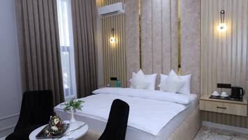 Phòng Deluxe, quang cảnh thành phố | Két bảo mật tại phòng, bàn, khu vực làm việc phù hợp cho laptop