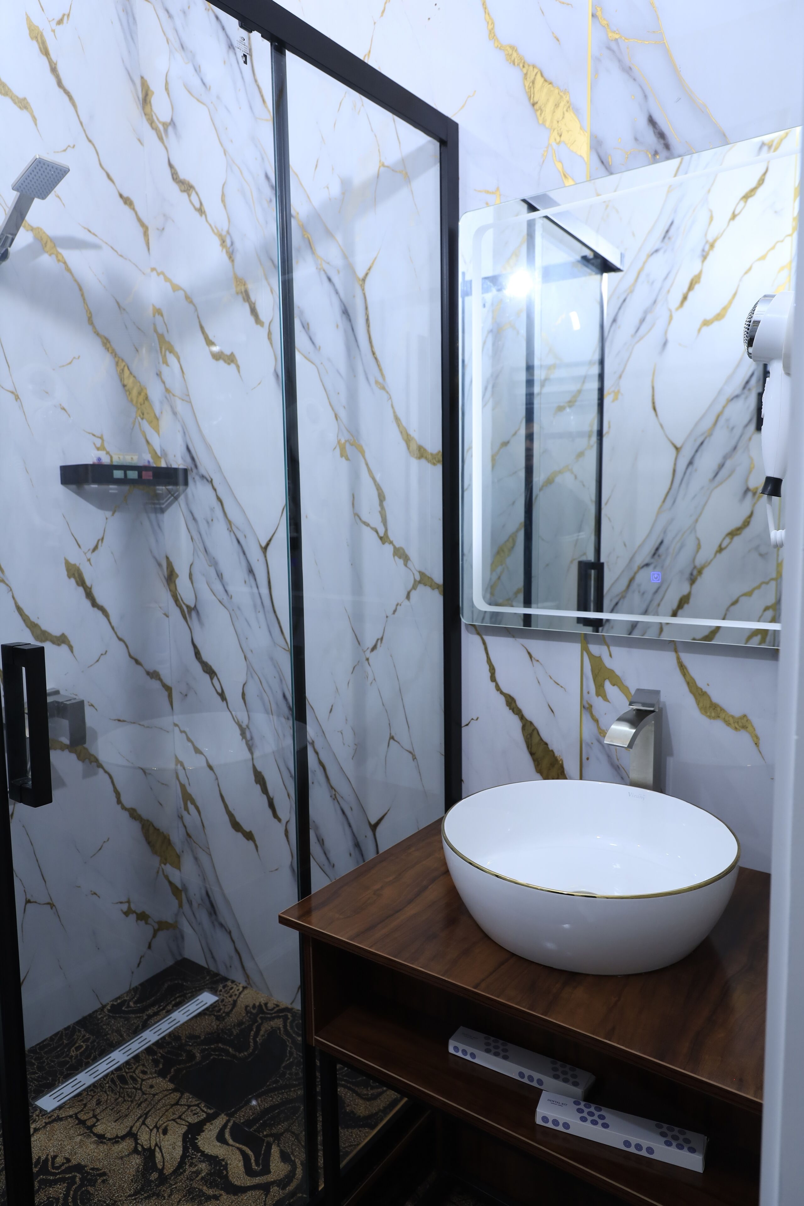 Quarto luxo, vista para a cidade | Banheiro | Chuveiro, secador de cabelo, chinelos, toalhas de banho