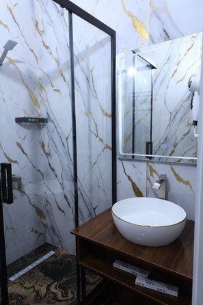 Chambre Deluxe, vue ville | Salle de bain | Douche, sèche-cheveux, chaussons, serviettes fournies