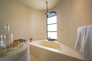 Ensemble douche/baignoire, sèche-cheveux, serviettes fournies, savon