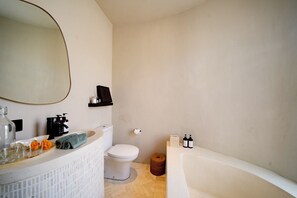 Combined shower/bathtub, hair dryer, towels, soap - "Savili Villas Nyang Nyang" (Pecatu)