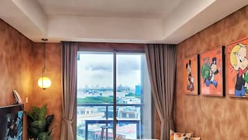 Leilighet, 2 soverom, byutsikt | Oppholdsområde | En 43-tommers smart-TV med kabel-kanaler