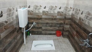 Dobbeltrom – deluxe | Bad | Dusj, toalettartikler (inkludert) og håndklær