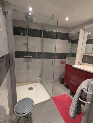 Shower, hair dryer, towels, soap - Quiet village house in Alénya - 5km from the beaches (Alénya)