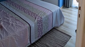A bedroom with a bed, a wardrobe, and a window with curtains. - Quiet village house in Alénya - 5km from the beaches (Alénya)