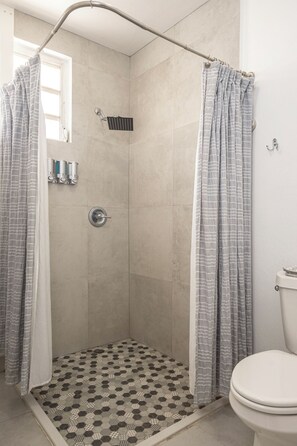 Douche, sèche-cheveux, serviettes fournies
