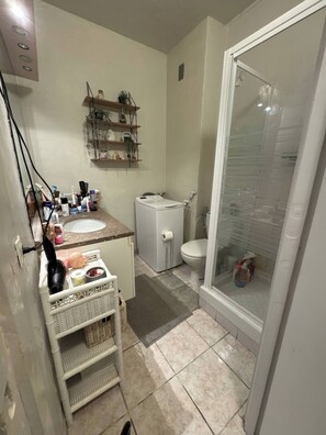 Dusche, Haartrockner, Handtücher