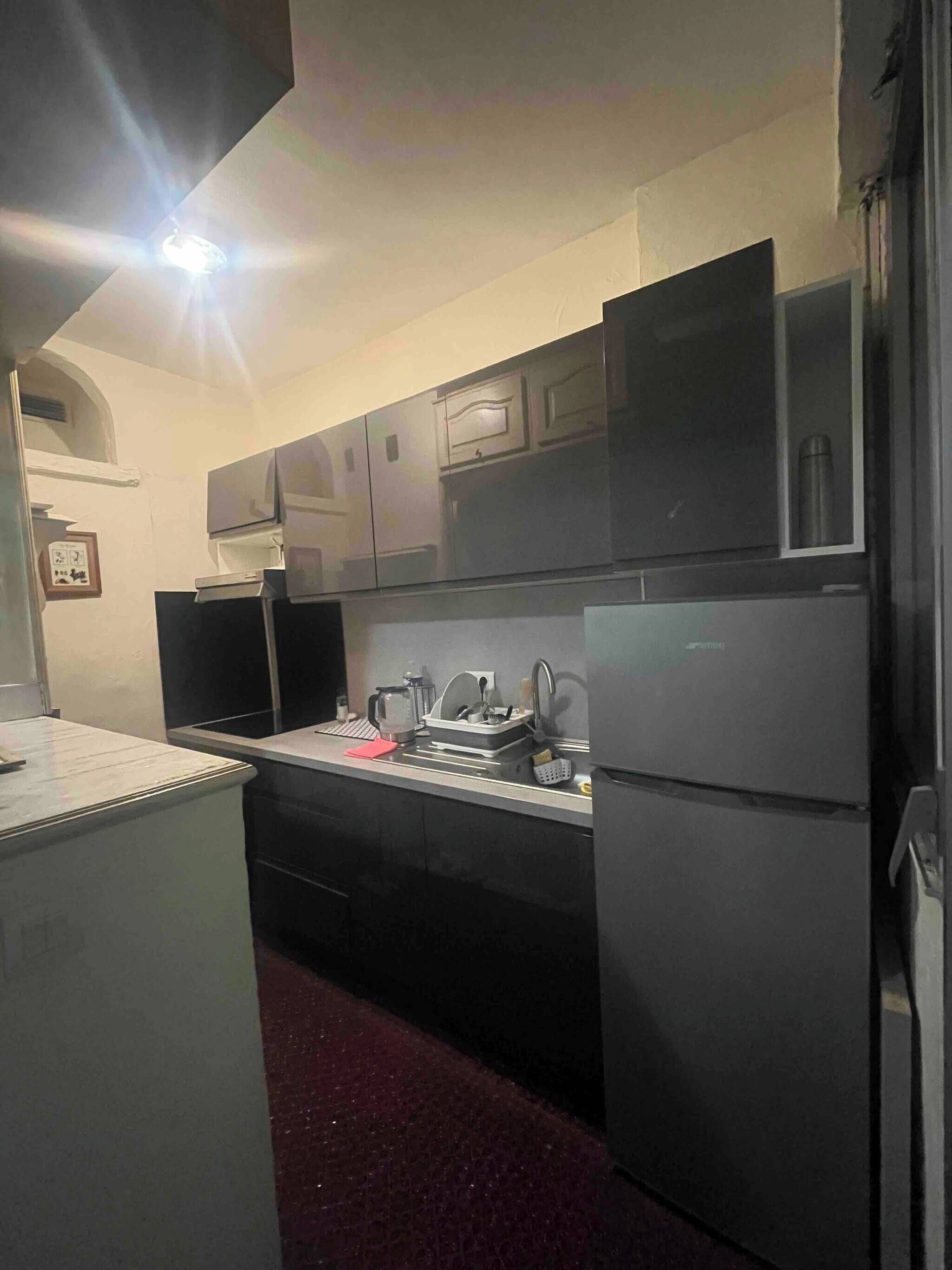 Fridge, microwave, oven, coffee/tea maker