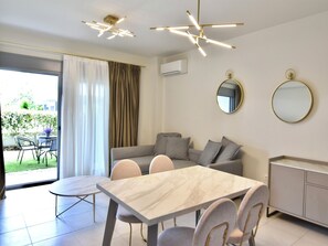 Dining - Deluxe Suite Dina in Nikiti (Nikiti)