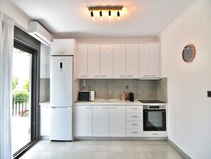 Fridge, stovetop, dishwasher, coffee/tea maker - Renata apartment in Nikiti (Halkidiki city)