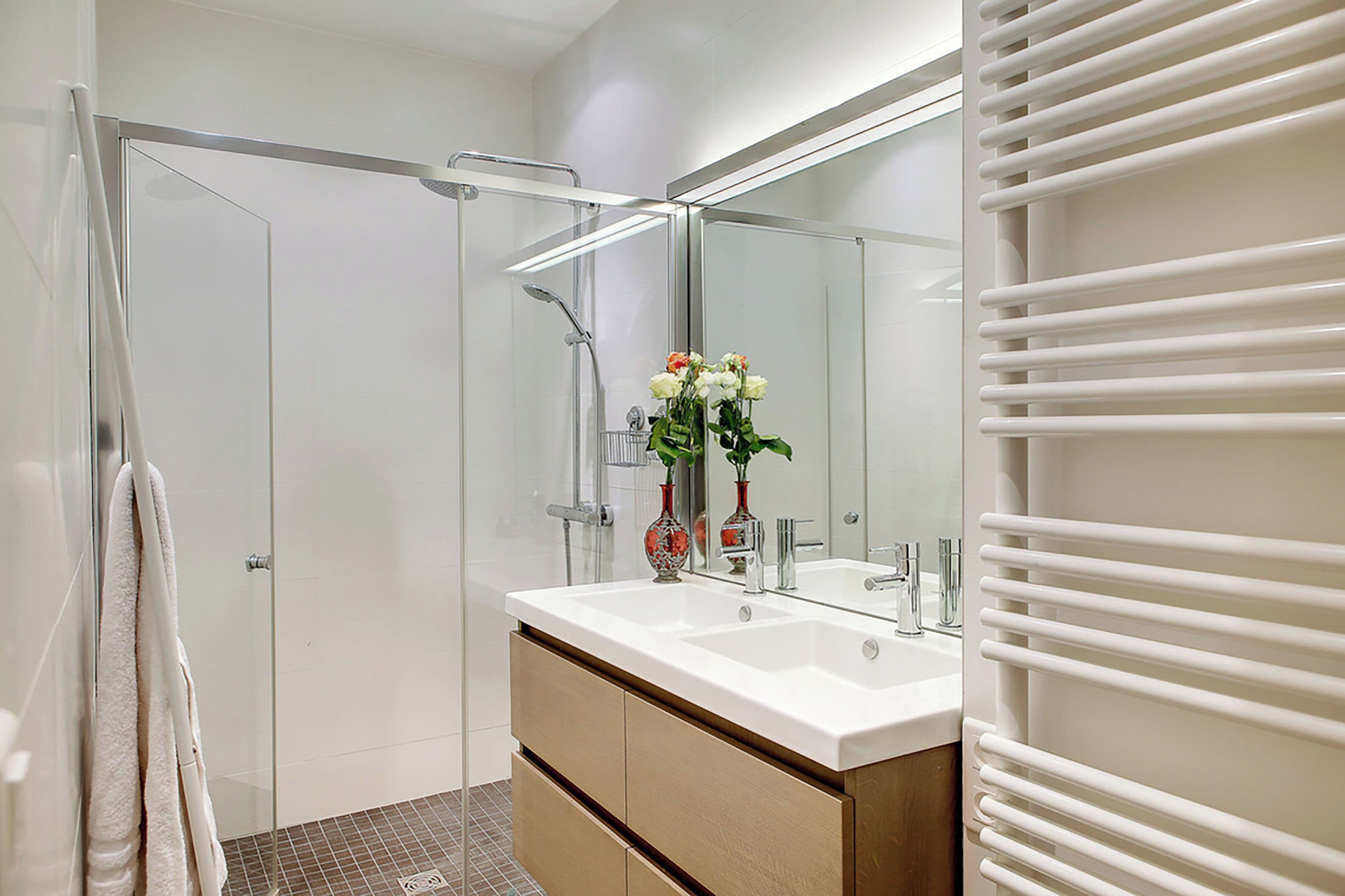 Regadera, secadora de cabello, toallas 