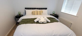 Charming 5-Bedroom Townhouse in Central Gloucester