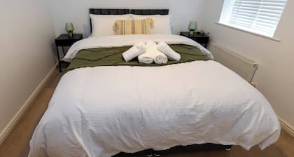 Charming 5-Bedroom Townhouse in Central Gloucester