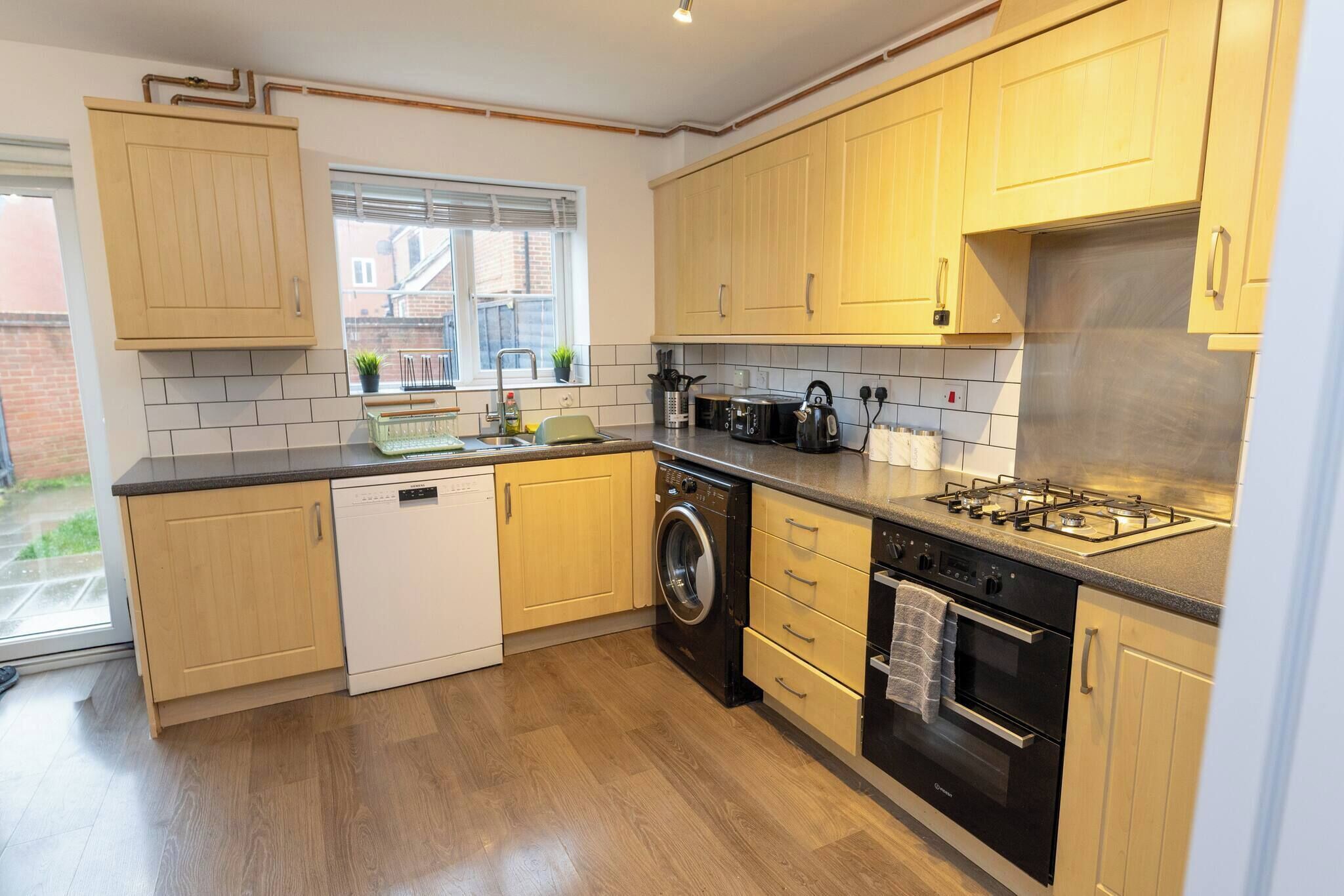 Een koelkast, een magnetron, een oven, een kookplaat