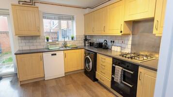 Een koelkast, een magnetron, een oven, een kookplaat