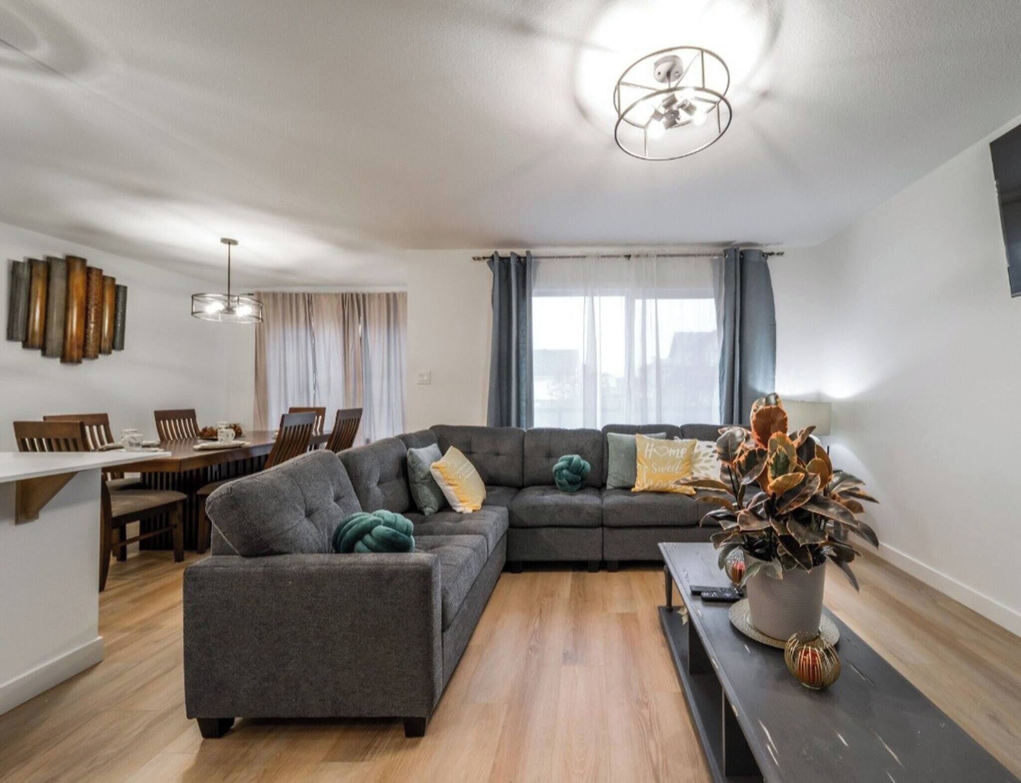 Chic City Escape 3 Bdrm King - Stony Plain