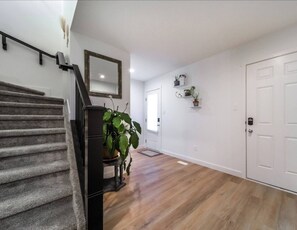 Interior - Chiccityescape3BDRM King (Stony Plain)