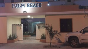 Der Eingang zu einem Gebäude, an dem ein Schild mit der Aufschrift "PALM BEACH" zu sehen ist.