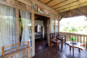 Terrace/patio - Deluxe room with pool view at Ubud (Bali city)