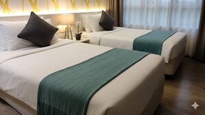 Une chambre d’hôtel avec deux lits, une lampe et une plante.