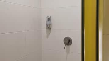 Camera Basic, 2 letti singoli, non fumatori, bagno privato | Bagno | Doccia, asciugacapelli, asciugamani, sapone