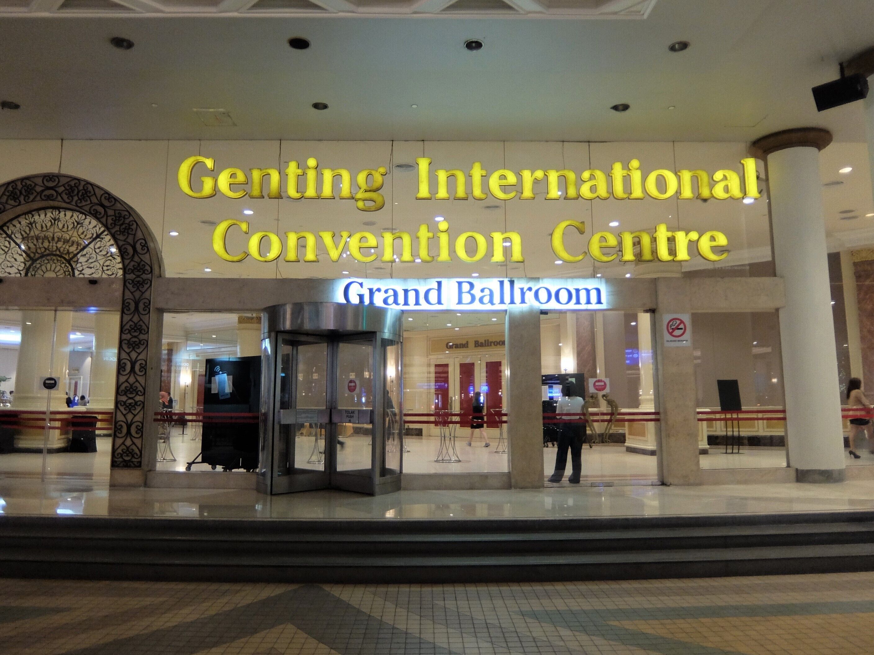 Entrada para o Genting International Convention Centre com um salão de festas imponente.